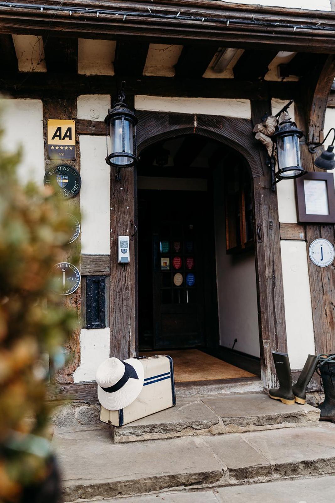 The Crown Inn Chiddingfold Exteriör bild