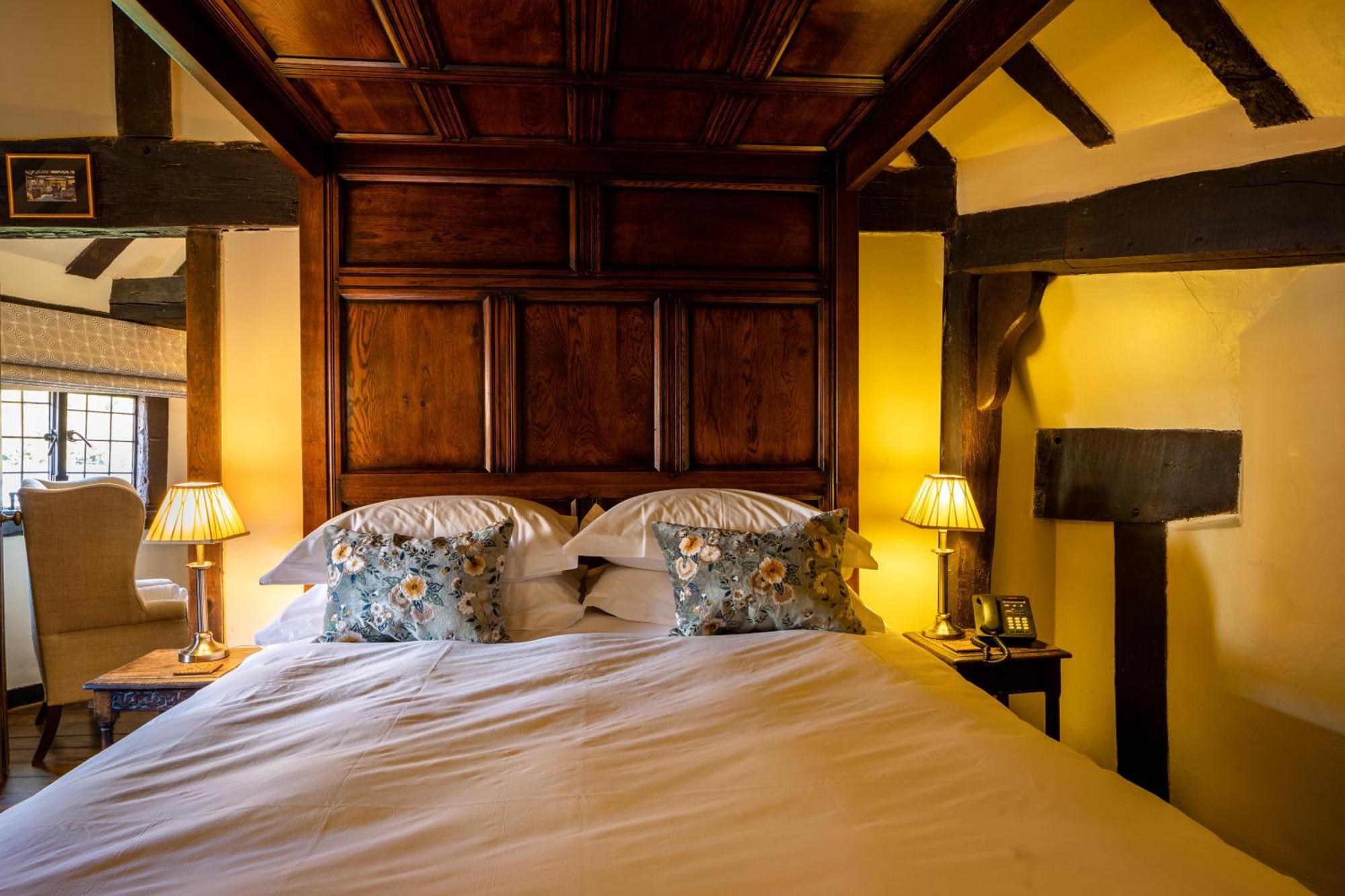 The Crown Inn Chiddingfold Rum bild