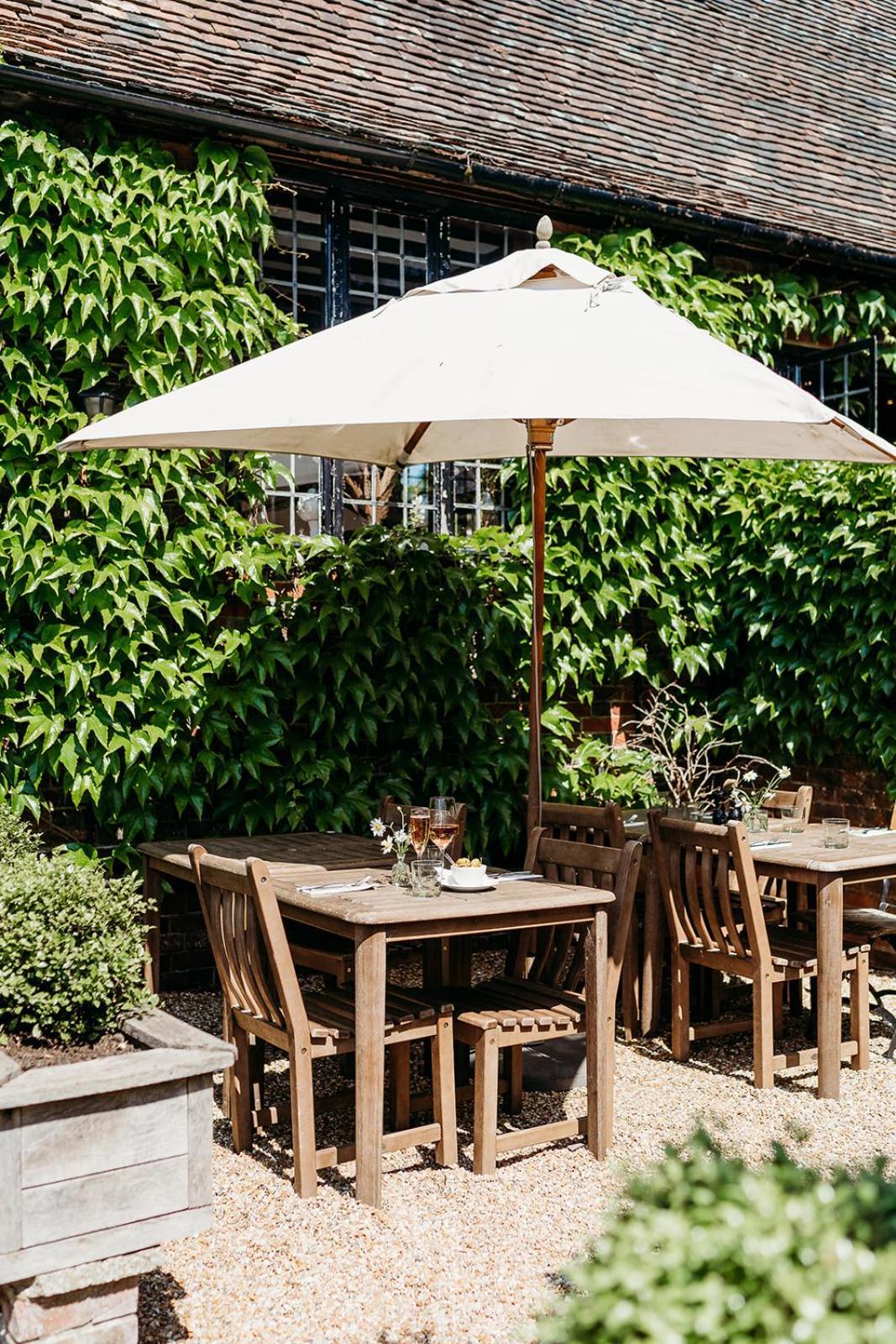The Crown Inn Chiddingfold Exteriör bild